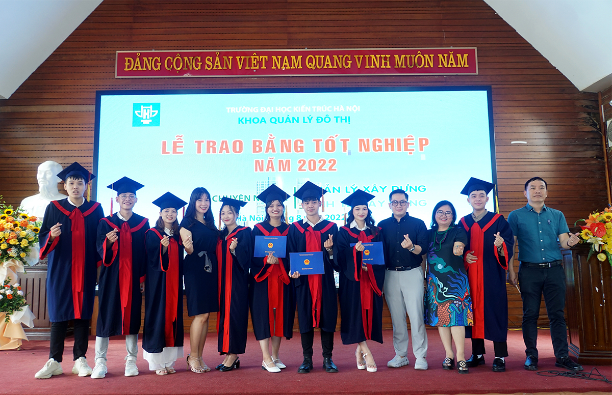 Trường Đại học Kiến trúc Hà Nội trao bằng cho sinh viên tốt nghiệp hệ chính quy khoá 2017