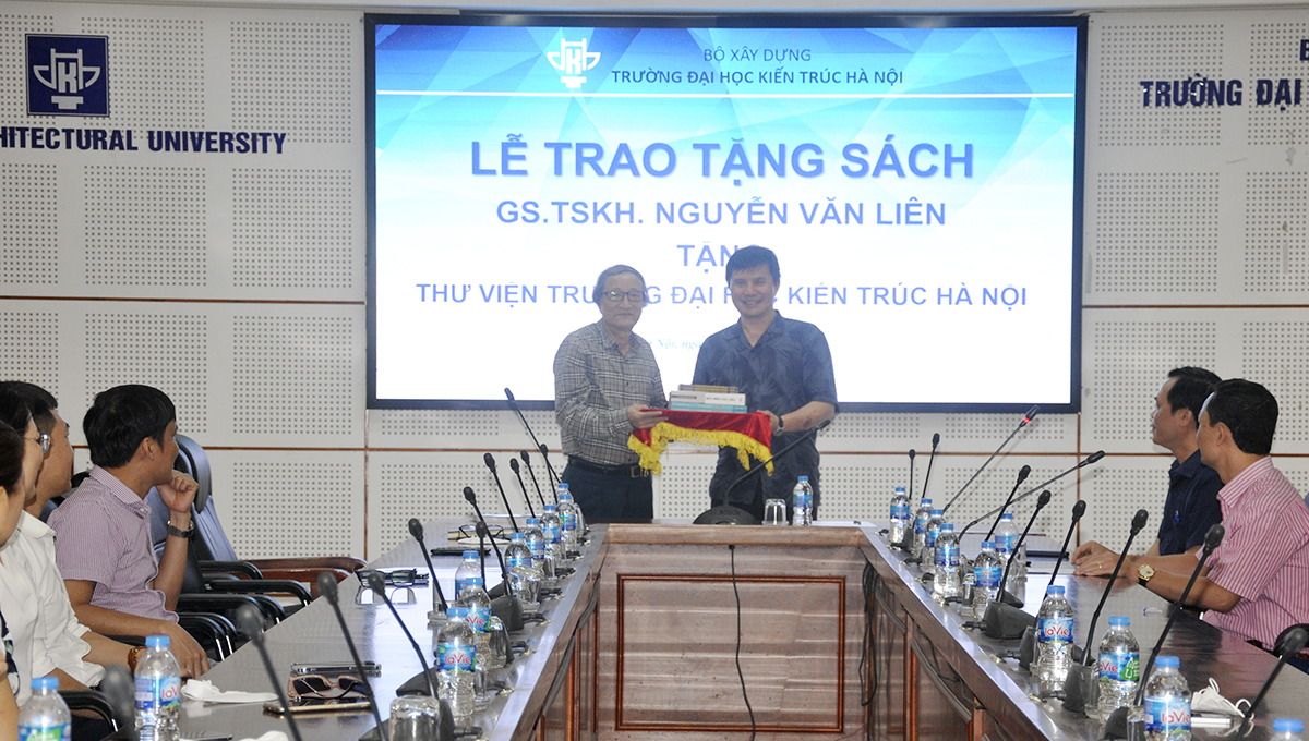 GS.TSKH.Nguyên Thứ trưởng Bộ Xây dựng Nguyễn Văn Liên trao tặng sách cho Trường Đại học Kiến trúc Hà Nội