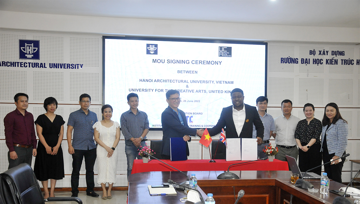 Lễ ký kết thỏa thuận hợp tác giữa Trường Đại học Kiến trúc Hà Nội (HAU) và Trường Đại học Creative Arts - Vương Quốc Anh (UCA)