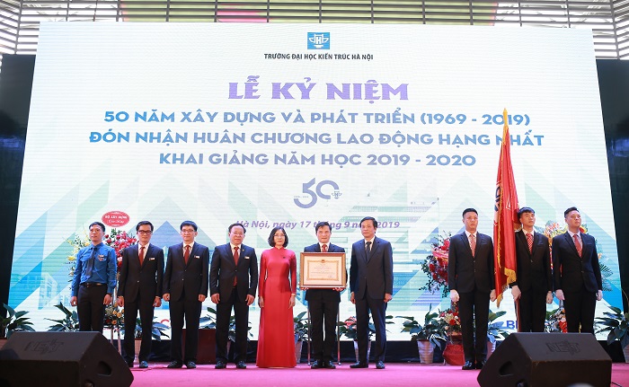 Trường Đại Học Kiến Trúc Hà Nội đón nhận Huân chương Lao động hạng Nhất