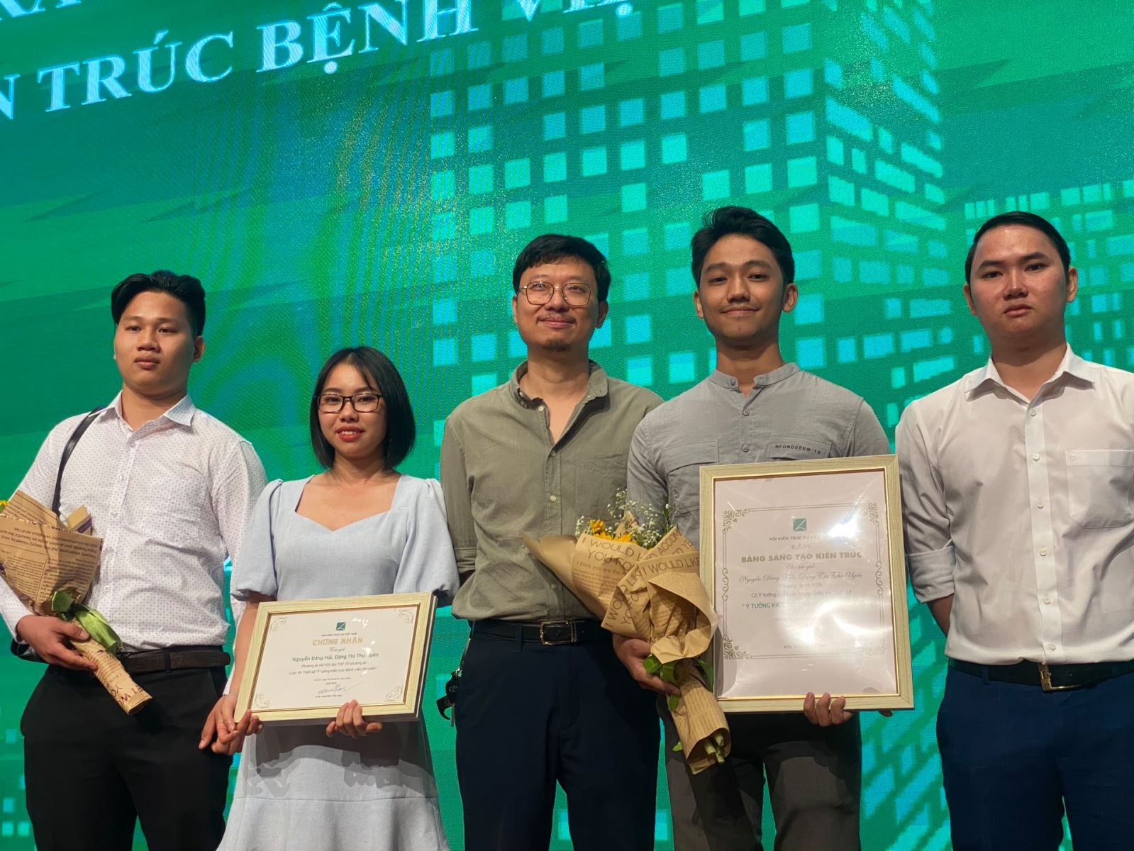 Hai sinh viên của Trường đại học Kiến trúc Hà Nội xuất sắc giành hai giải thưởng cuộc thi thiết kế Ý tưởng kiến trúc bệnh viện dã chiến