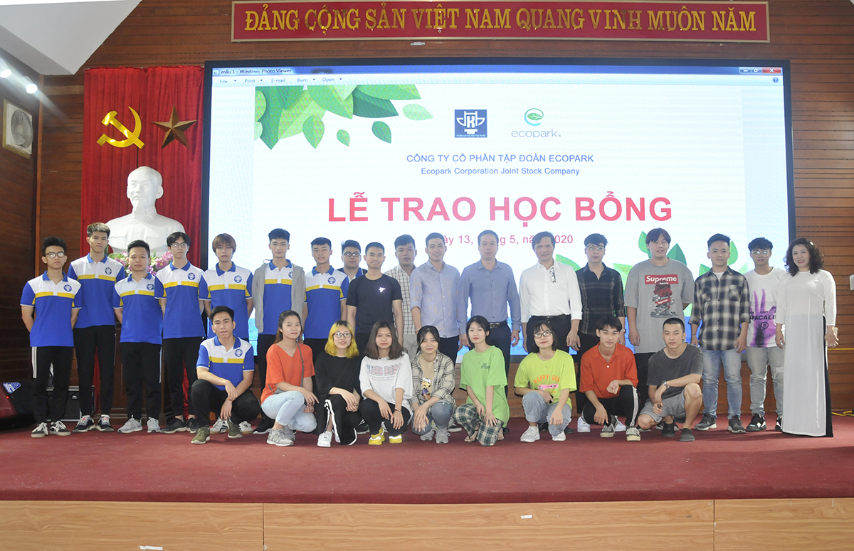 ECOPARK trao học bổng cho sinh viên trường Đại học Kiến Trúc Hà Nội vượt qua khó khăn mùa Covid