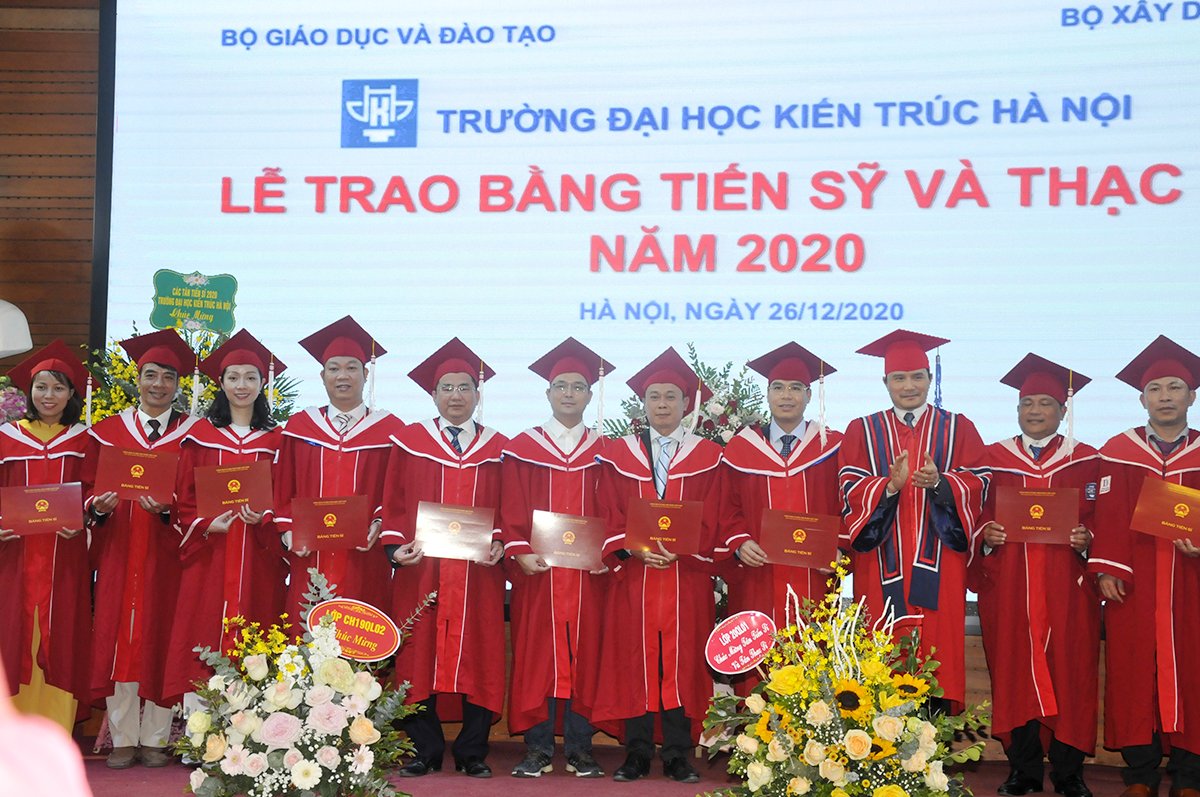 Trường Đại học Kiến trúc Hà Nội trao bằng tốt nghiệp cho 14 Tân Tiến sĩ và 348 Tân Thạc sĩ
