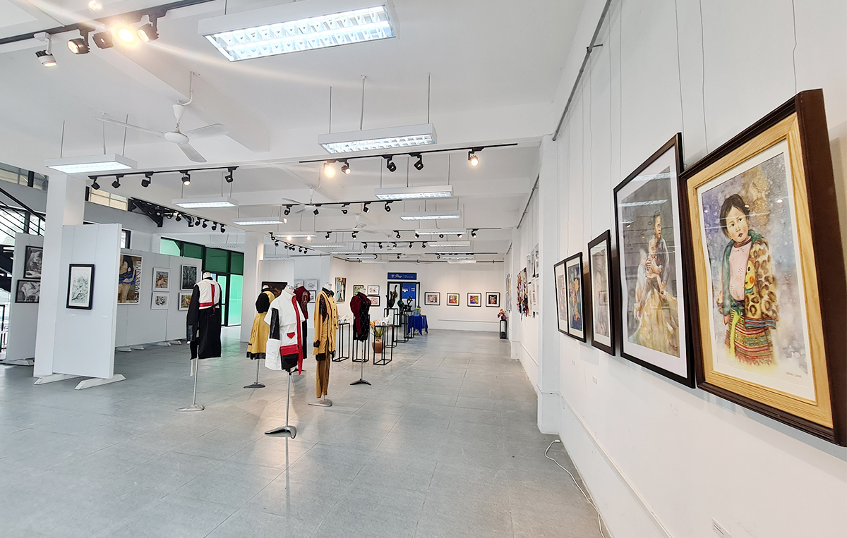 Sinh viên Đại học Kiến trúc Hà Nội mở triển lãm mỹ thuật đón xuân 2022