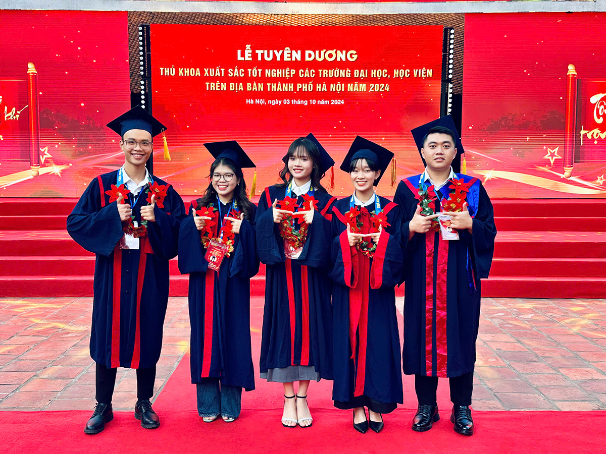 Hai Thủ khoa Trường Đại học Kiến trúc Hà Nội được xướng tên trong Lễ tuyên dương thủ khoa xuất sắc tốt nghiệp các trường đại học, học viện tại Hà Nội